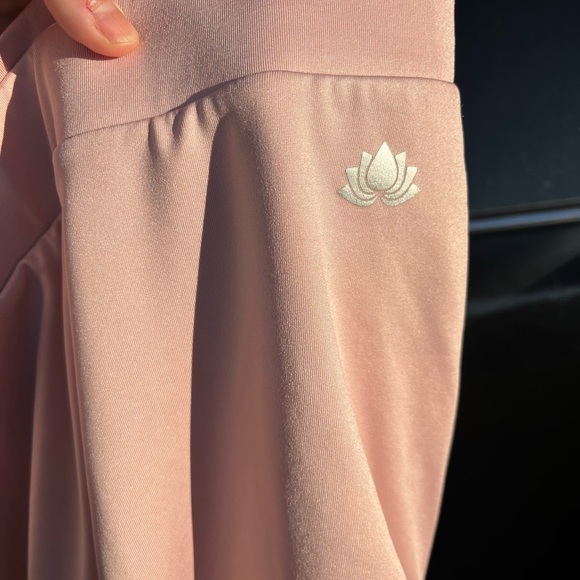 Snoga SMALL, with black mark on one leg as shown in photo - Picture 2 of 4